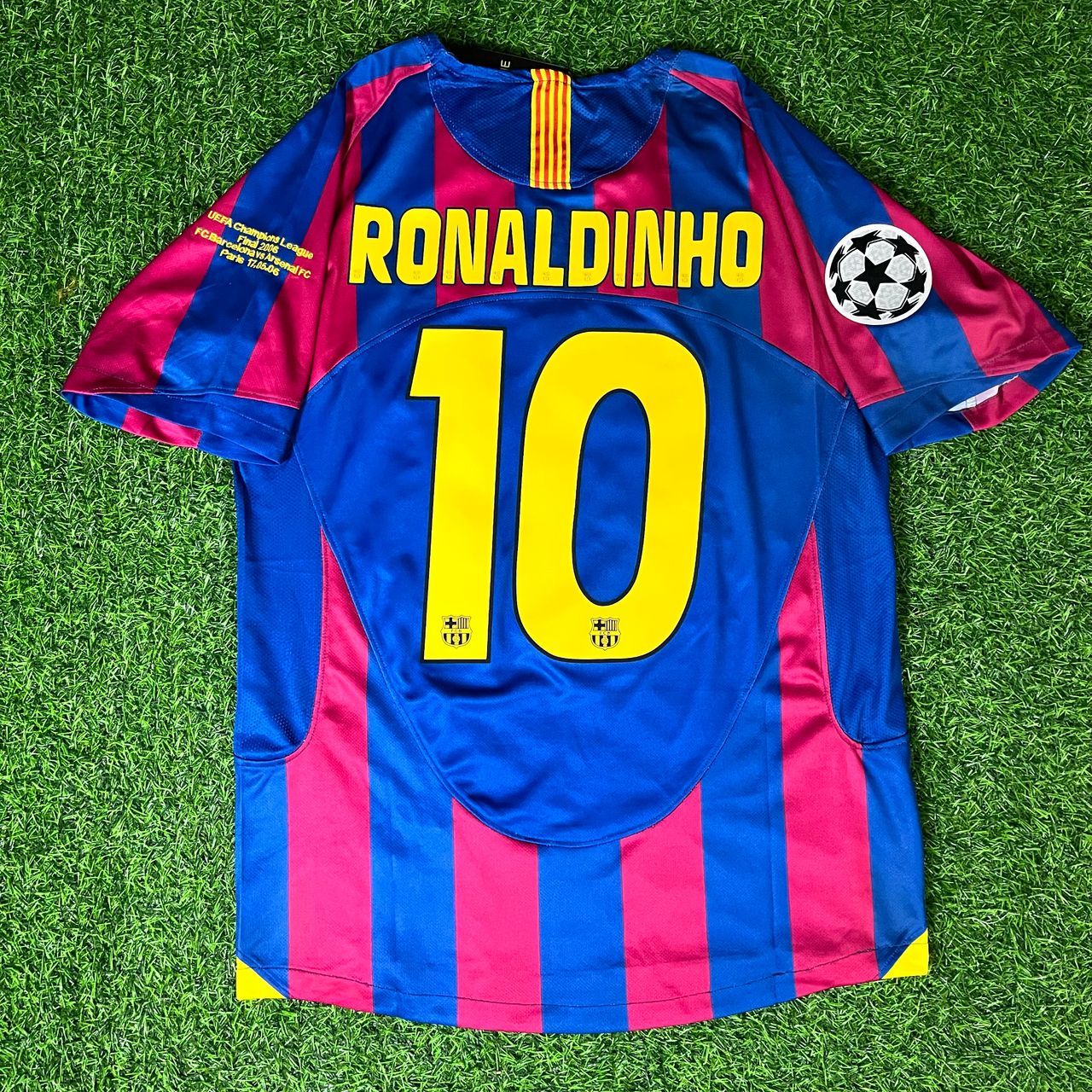 Ronaldinho Retro Jersey – FC Barcelona 2006 | Short Sleeve Edition